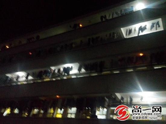 10月15日晚7时45分许，湖南文理学院一名大一男生从宿舍5楼坠下。现场目击者摄