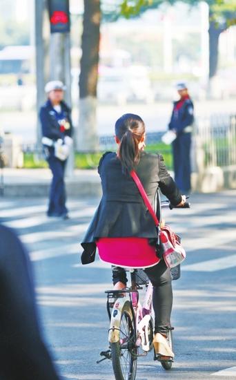 一位市民闖了紅燈，而在路對面，等待她的將是交警的處罰。