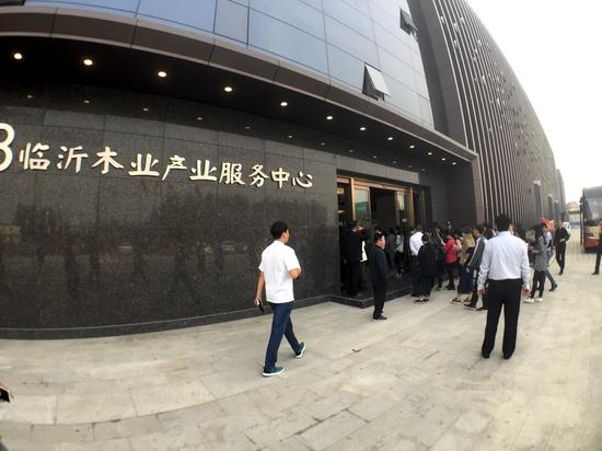 10月15日，第十一届中国网络媒体山东行采访团来到临沂木业产业服务中心采访。大众网记者 摄