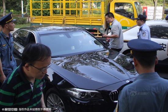 广州黑车司机自称“有关系”抗拒执法