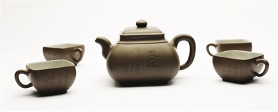 “玉露”诗文五头茶具 这套茶具壶、杯器形均仿“簋”。“簋”，古代食器，有青铜或陶制。见杯上铭刻“岁次癸未仲秋之月”可知是1943年秋季。壶身正面镌“玉露”，下署“阳羡荆南樵子书并镌于蜀麓陶斋”。背面刻“花气接云烟，煮茗草堂前。阶下独行鹤，避烟飞上天”，落款“景洲”，活脱一副煮茶图。壶上陶刻见字不见画，颇有曼生“画不入壶”遗风。