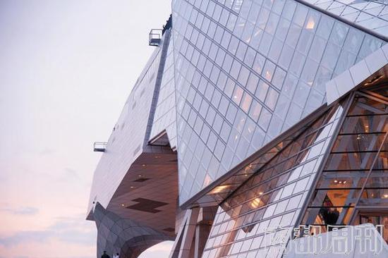 “云”就像一座浮在建筑上的太空站。展览大厅贯穿三层中,密闭的黑盒子和开放的画廊空间交替变化,三个永久的和七个临时的展览画廊组织进动态的参观流线内。