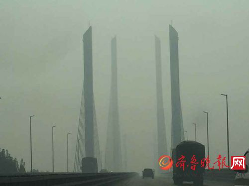 10月16日上午9:20，长深高速滨州黄河大桥淹没在雾霾中。根据中国环境监测总站16日上午8时显示，滨州空气质量指数293，为重度污染。齐鲁晚报记者 王晓霜 摄影报道