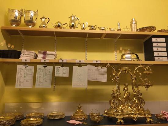 餐桌、餐具和桌花的摆放都有很多讲究。中国日报记者 张春燕 摄 