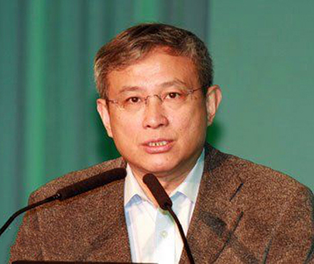北京大学国家发展研究院经济学教授周其仁认为，在专车问题上，应该利用大国优势，多做试点。
