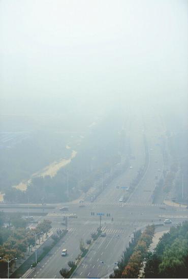 15日，济南遭遇雾霾天。 记者王锋 摄