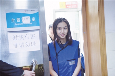 Angelababy进行专业整容鉴定