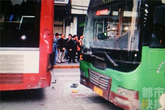 北大街2輛公交車追尾，老人接孩子時被夾中間身亡。