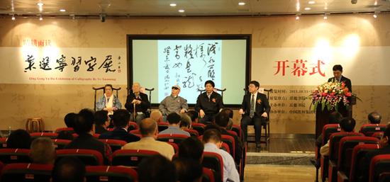 ▲“叶选宁习字展”现场(供图:凤凰湖南/袁方略)