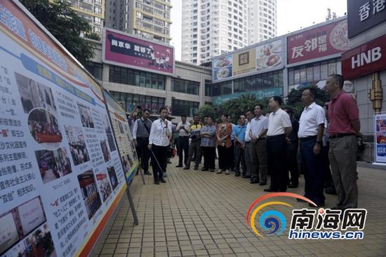 10月15日上午，海口市委常委、市公安局局长宋顺勇，市委常委、副市长巴特尔及多名市挂点领导、“双创”指挥部领导等一行人视察走访了玉沙社区、海口港社区、万福社区与琼山二小等海口市“双创”工作示范点。(南海网记者周静泊摄)