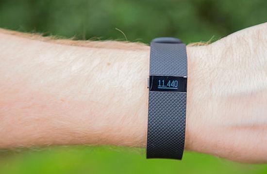 Fitbit Charge HR的计步功能，超过一万步会自动震动提醒