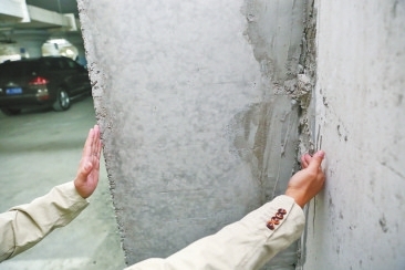 自家地下停車位莫名“長(zhǎng)”出水泥柱