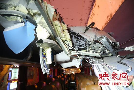 事發(fā)時(shí)車內(nèi)有5名游客受傷，現(xiàn)場(chǎng)一片狼藉