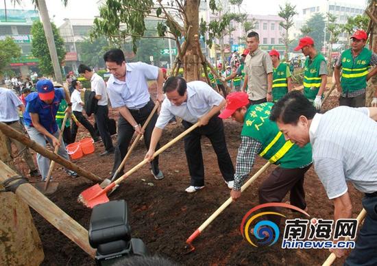 海南省委书记、省人大常委会主任罗保铭，省委副书记、省长刘赐贵，省政协主席于迅带头在海口桂林洋参加群众性义务植树活动(南海网记者陈望摄)