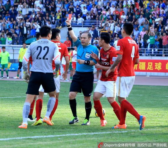 粤媒:界外球判越位如何要尊重