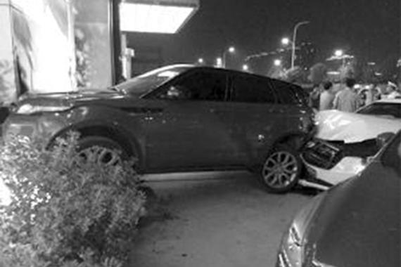 女司机踩油门拍苍蝇追尾路虎修车费需30万