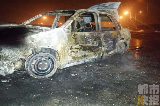 三橋立交橋轎車起火 燒得只?！肮羌堋? data-link=