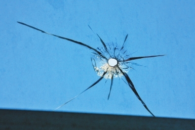 王女士家的廚房玻璃上留下的彈孔