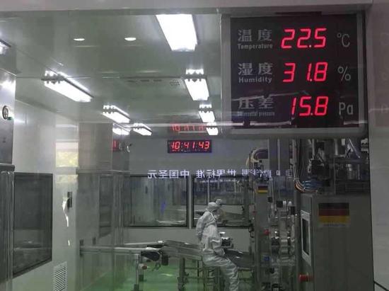 16日上午，參加“新常態(tài)·新定位·新提升——第十一屆中國網(wǎng)絡(luò)媒體山東行”的記者們來到位于青島市黃島區(qū)的圣元公司，參觀了該企業(yè)的生產(chǎn)車間和檢測工序，見證了一罐“放心奶”的品質(zhì)之路。