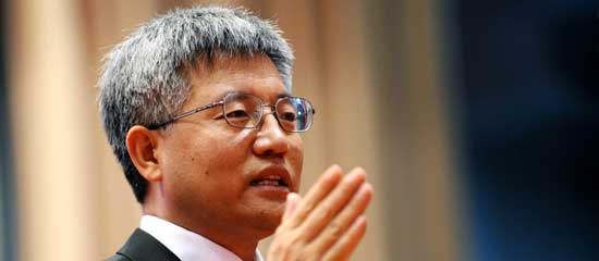 北京大学国家发展研究院联合教授张维迎认为，政府制定政策时的一个宗旨就是 考虑消费者权益。
