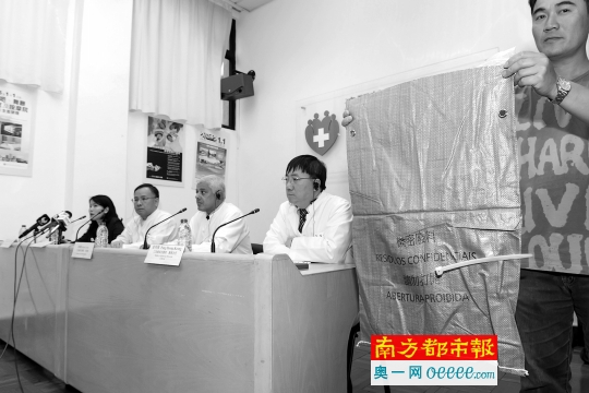 ↑山顶医院工作人员展示处理机密废料的垃圾袋。澳门新闻局供图