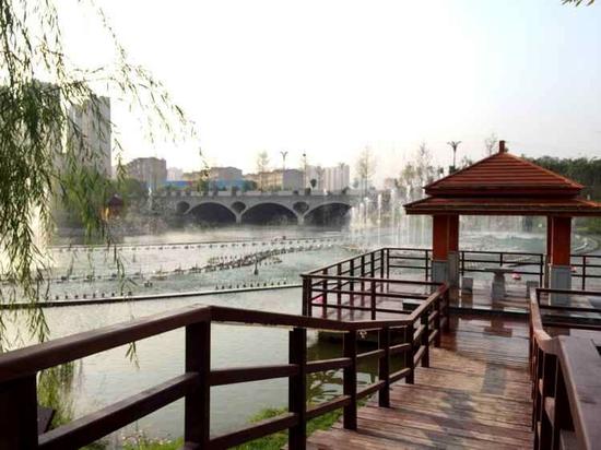 在泰安高铁新区,全新改造提升的开元河景观环境优美,风景如画。