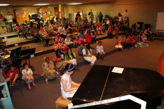 国际学生节上Jessica表演钢琴