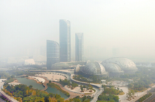 16日，济南继续“霾”，高层建筑仿佛隐身在灰雾中。记者黄中明 摄