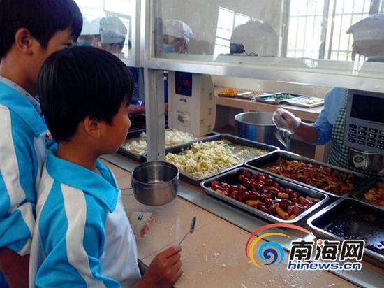 学生自由选菜打餐 (南海网记者刘培远摄)