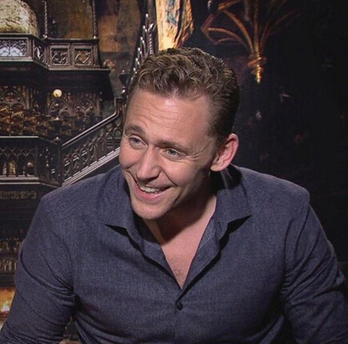 汤姆·希德勒斯顿谈到裸露戏大笑