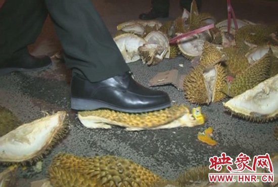 榴莲皮很滑，踩上去容易摔倒。