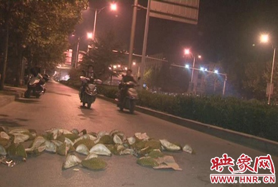 非机动车道上的榴莲皮，给电动车自行车带来安全隐患。