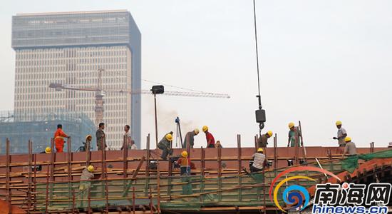 10月15日,海口市海秀快速路国兴大道与海秀路接壤路段工地,工人正在加紧施工。海南日报记者张茂摄