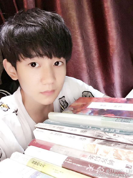 TFBOYS王源参加学校运动会 自豪晒奖状|王源