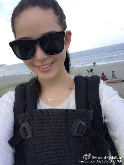 昆凌背女儿去海边