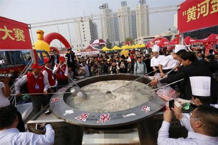 中原美食节启幕 80余公斤