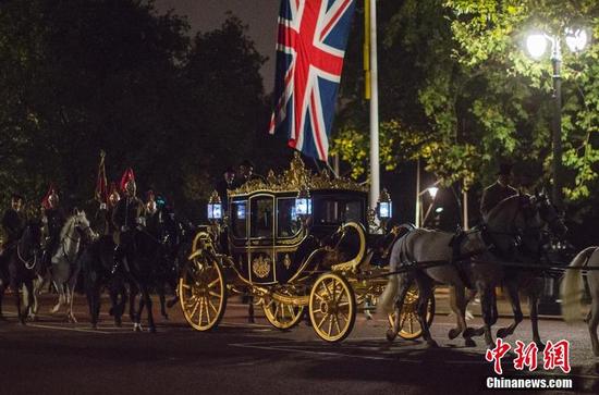 当地时间10月16日，英国伦敦，英国仪仗队进行排练，为中国国家主席习近平到访做准备。中国国家主席习近平将于10月19日至23日对英国进行国事访问，这是10年来中国国家主席首次对英国进行国事访问。这几天，白金汉宫正在为此做精心准备。（图片：中新网）