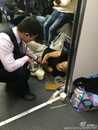 郑州铁路局高铁乘务员蹲在地上喂老人吃饭