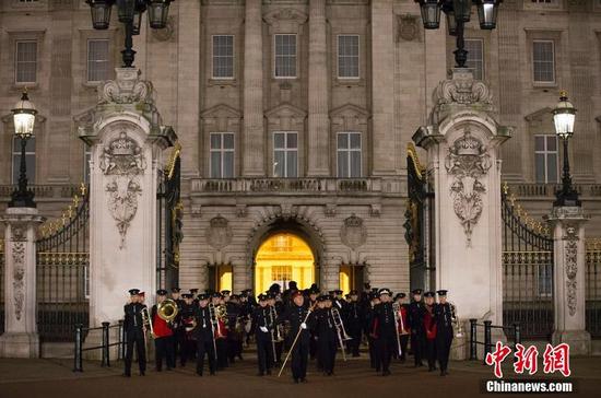 当地时间10月16日，英国伦敦，英国仪仗队进行排练，为中国国家主席习近平到访做准备。中国国家主席习近平将于10月19日至23日对英国进行国事访问，这是10年来中国国家主席首次对英国进行国事访问。这几天，白金汉宫正在为此做精心准备。（图片：中新网）