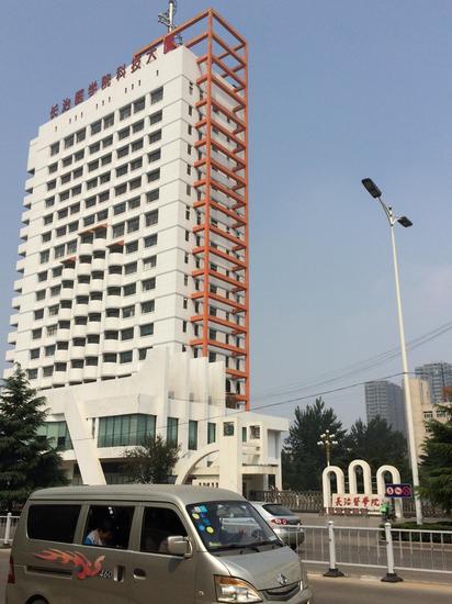 和平医院一路之隔的长治医学院正大门