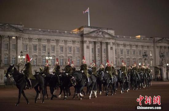 当地时间10月16日，英国伦敦，英国仪仗队进行排练，为中国国家主席习近平到访做准备。中国国家主席习近平将于10月19日至23日对英国进行国事访问，这是10年来中国国家主席首次对英国进行国事访问。这几天，白金汉宫正在为此做精心准备。（图片：中新网）