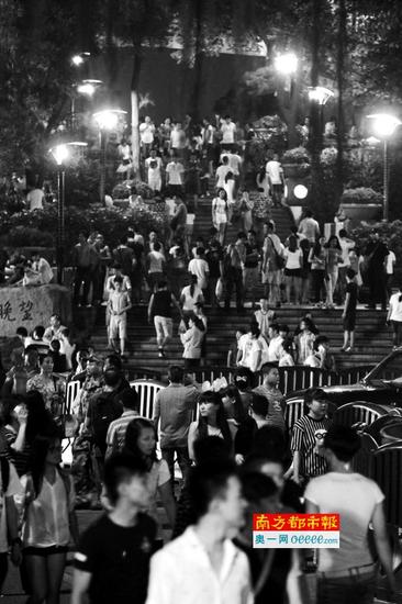 每到重阳期间,白云山人流如织。 资料图