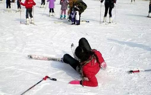 早知道摔跤总难免 我们还是一往情深滑雪(组图)