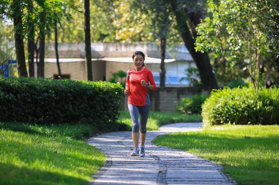 四川妹子岳仕雯跑出一片天