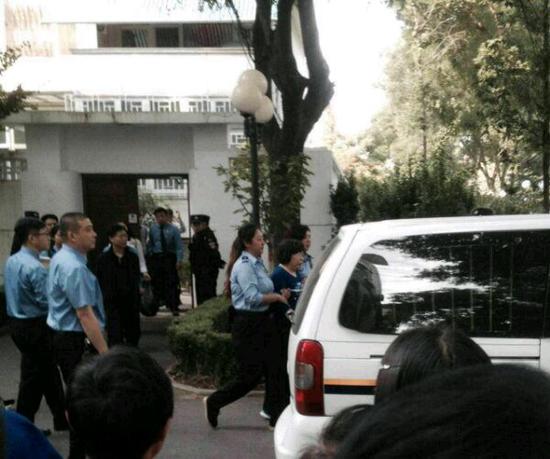 9月16日下午，王庸晋和魏武被从自家的别墅里被带走