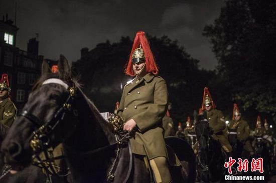 当地时间10月16日，英国伦敦，英国仪仗队进行排练，为中国国家主席习近平到访做准备。中国国家主席习近平将于10月19日至23日对英国进行国事访问，这是10年来中国国家主席首次对英国进行国事访问。这几天，白金汉宫正在为此做精心准备。（图片：中新网）