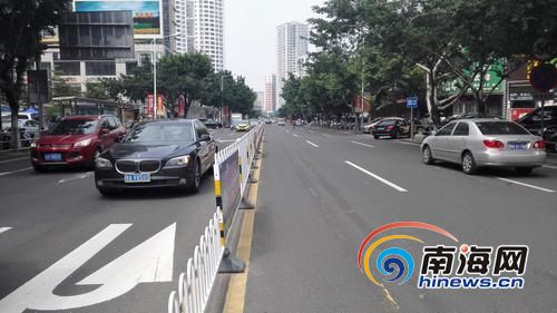 海口玉沙路设置的道路隔离护栏。南国都市报记者田春宇摄