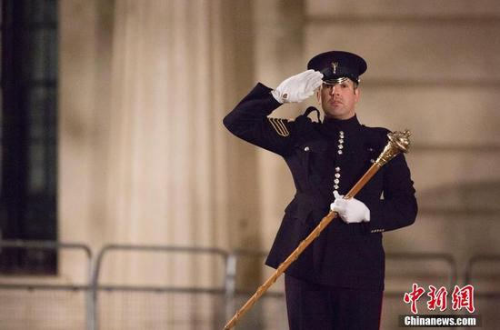 当地时间10月16日，英国伦敦，英国仪仗队进行排练，为中国国家主席习近平到访做准备。中国国家主席习近平将于10月19日至23日对英国进行国事访问，这是10年来中国国家主席首次对英国进行国事访问。这几天，白金汉宫正在为此做精心准备。（图片：中新网）