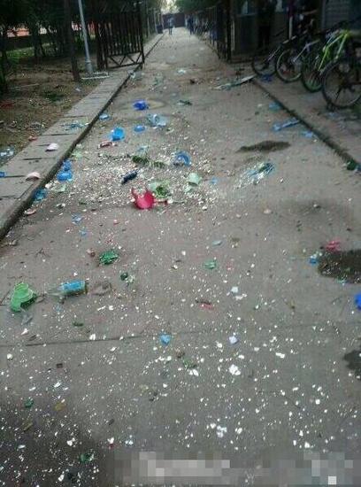 郑州高校学生抗议宿舍夜晚断电 暖瓶课本扔满地