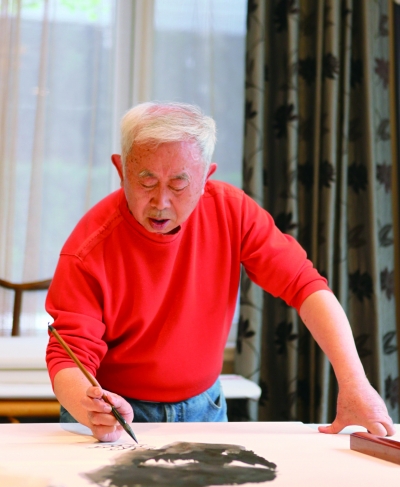 裴士戎泼墨作画